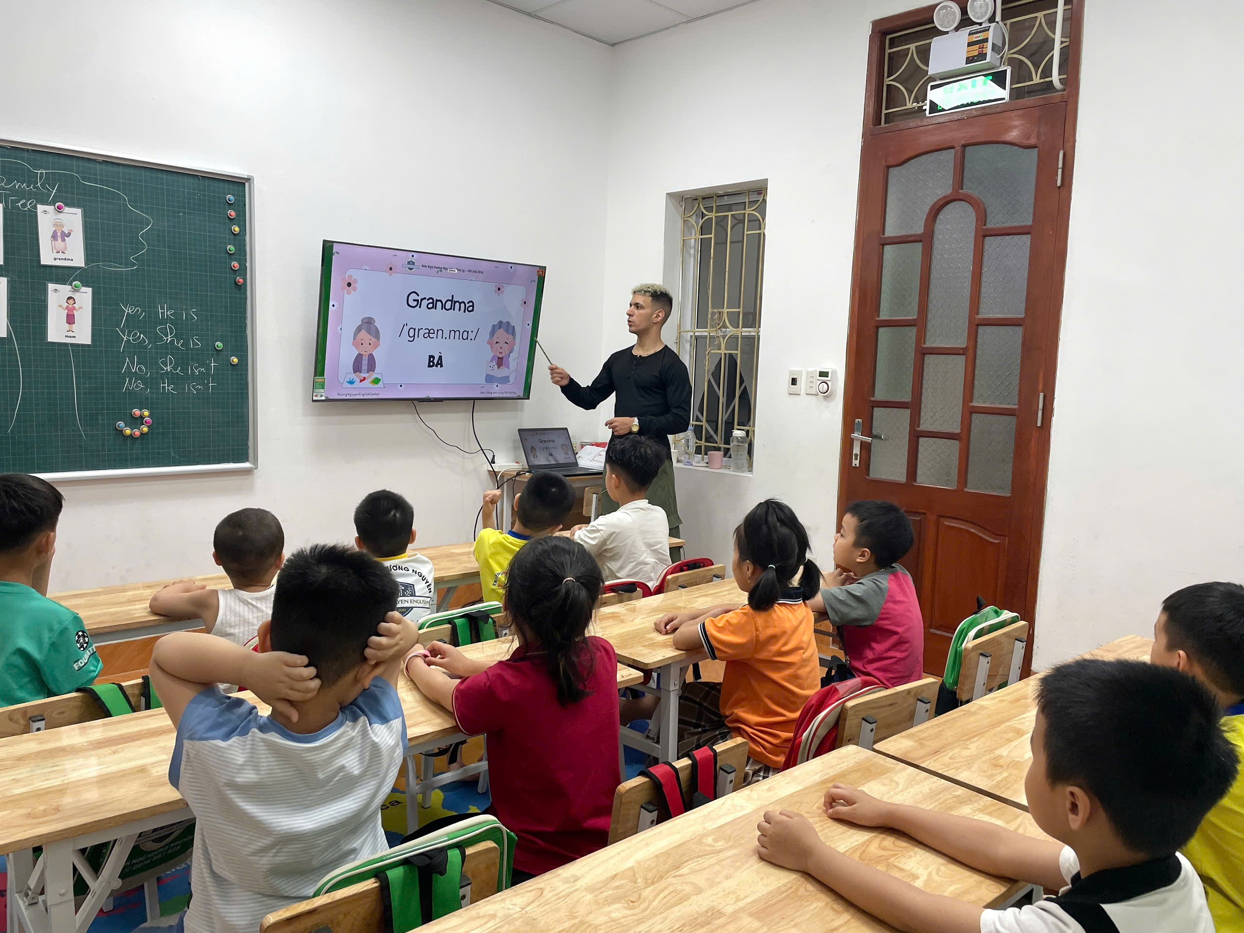 Học viên tương tác trong môi trường học tiếng Anh